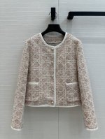 独家首发高端原单品质！认准我家100%真丝里衬。 Miss D 25春夏限定糯粉色戴妃藤格纹经典箱型圆领西装小外套，原版开发定制立体编织粗花呢面料立体挺阔！减龄