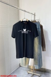 l501 Vrversace 印花Logo短袖 定制臻品舒爽绵绸平纹 富有光泽 舒适贴肤 标志性Versace Logo点缀正面 展示1978标志如暗夜星芒 承