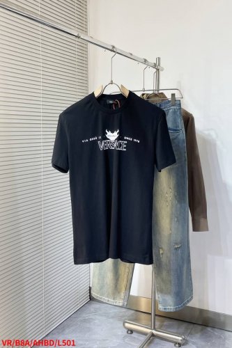l501 Vrversace 印花Logo短袖 定制臻品舒爽绵绸平纹 富有光泽 舒适贴肤 标志性Versace Logo点缀正面 展示1978标志如暗夜星芒 承