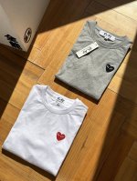 供 一包两件 川久保玲 play 基础爱心 短袖T恤 一包两件 白灰 L～Xl 原厂百灵达爱心小标，质感自观，绝非通货可比！一眼分高下 32支精梳棉密根，含氨纶