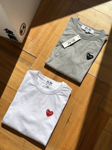供 一包两件 川久保玲 play 基础爱心 短袖T恤 一包两件 白灰 L～Xl 原厂百灵达爱心小标，质感自观，绝非通货可比！一眼分高下 32支精梳棉密根，含氨纶