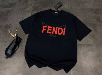 新款短袖上新 2025Ss 夏季新品芬迪，被问爆的Fendit恤，时尚圈的显眼包！宝子们，又被我挖到Fendi家的宝藏T恤啦！ 这款T恤采用双纱面料，质感超绝，