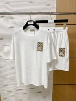 巴宝莉 2025春夏新款休闲套装 最新款全网独家首上 ~既经典有时尚百搭 谁不爱啊 将经典再次展现 非常的耐看 自带低奢光环与辨识度 传统的品牌理念和现代化的先