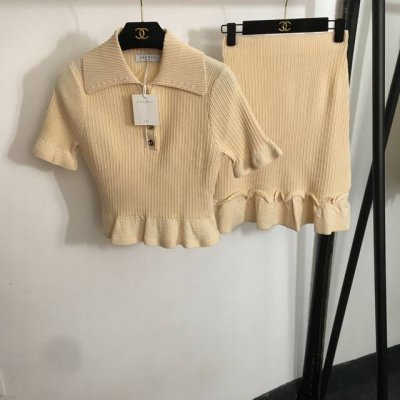 款号20252393 法国小众品牌Sandr*新款套装，荷叶边翻领短袖短款针织衫+包臀半裙，杏色，Sml， S码；胸围70，袖长21，衣长45；腰围60弹力，长