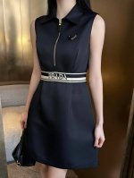 上新 Prad* 普拉达 25Ss新款无袖翻领连衣裙 三角标字母织带装饰 简约大方 ～ 颜色：黑色 卡其 码数：Sml S码推荐： 80~100 M码推荐：10