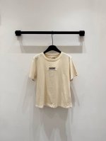 上新25Ss Miu新款 奶油色微标Logo短袖T恤丨最爱简单Tee 可可爱爱 100%棉质 无论版型还是设计感都满分在线 小短款版型真的很突显身材比例 胸口小