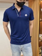 蒙口 2025春夏 经典的polo领设计 搭配简洁的单排扣 线条利落流畅 巧妙修饰颈部线条 彰显优雅绅士格调 左胸处精致的品牌标识 采用无痕压胶工艺 细腻而平整