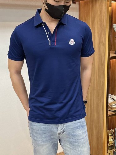蒙口 2025春夏 经典的polo领设计 搭配简洁的单排扣 线条利落流畅 巧妙修饰颈部线条 彰显优雅绅士格调 左胸处精致的品牌标识 采用无痕压胶工艺 细腻而平整