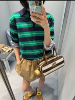 原版Mm 2025夏季新款时尚冰丝polo领条纹短袖上衣 天丝质感柔软 手感爽滑 有真丝的丝滑手感 又具备吸湿排汗性 上身轻盈柔软 半开式衣襟设计 胸前字母贴布