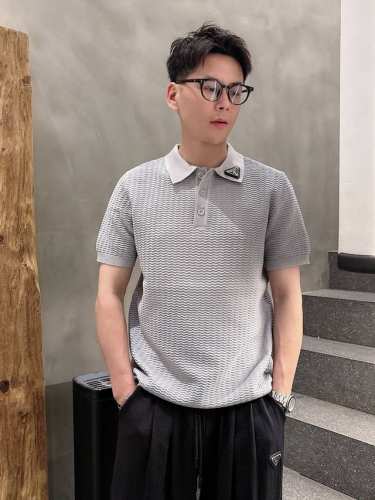 普家新款混纺针织短袖，采用针织混纺面料拼接，质感细腻柔软，温暖轻盈而透气、亲肤舒适。针织立体感十足紧密衣摆。衣领前三角标设计，超级好看！码数S-Xxl