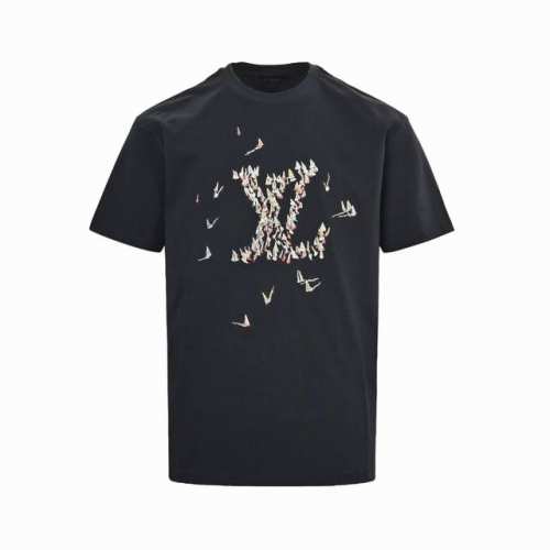louis Vuitton 路易威登 25Ss 帆船刺绣Logo短袖 圆领T恤衫选用平织棉面料制成。呈现修身版型，罗纹针织装饰，装饰刺绣工艺打造的品牌，融入格纹