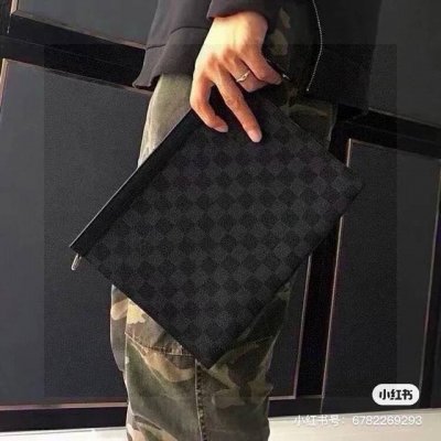 Lv 黑格手拿包 男朋友系列，经典爆款，堪称断货王 这款手拿包很百搭，随手拎起就走 搭配运动装和职业装也是非常协调 春夏秋冬都很Nice 非常便携符合男生的气质