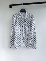 真丝顶级版本 Louis25春夏新款经典老花字母飘带蝴蝶结定制百分百桑蚕丝面料翻领衬衫出货老花图案很吸睛 洋气又带时髦感 是廓形的宽松版型 纯棉面料轻薄舒适自带