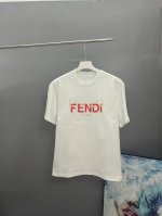 fendi芬迪 立体厚板＋印花2025春夏经典圆领短袖T恤采用280克双纱精棉，衣服偏厚使整体高透气和柔软性，高版本，三标齐全！男女同款 颜色：白色 黑色 -尺