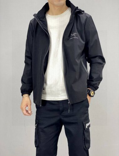 上新！ 始祖鸟经典四面弹连帽外套，反光Logo Arcteryx 始祖鸟反光标冲锋衣外套 帽子可拆卸。定制高档速干面料，内里网眼内衬，透气极佳。胸口经典3M反光