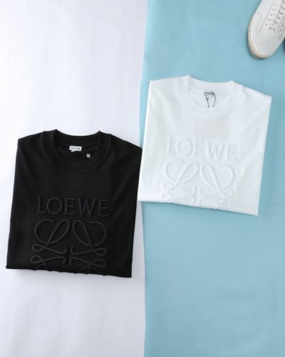 loe 罗意* 2025Ss春夏新款，男士经典Anagram 3D立领刺绣标识微阔宽松版圆领短袖T恤！贸易公司渠道稀出，领先Gw发售！Lw家全新短Tee以其充满