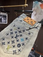 lv25S春夏男士休闲牛仔裤.......棉质牛仔面料打造 质地柔软又不失筋骨，手感干爽有韧性 经典的标志性品牌徽标，灵魂般的点缀 各项指标皆为上品，自然带来极