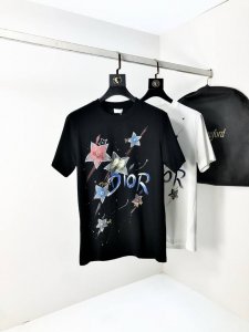 迪奥 2025Ss蛇年贺岁款春夏精品短袖T恤 官网同步 高端品质 定制顶级纯棉面料，顶级大厂1:1制作，时尚大牌重工艺Logo设计，手感柔软细腻 穿着亲肤舒适