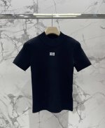 P210*缪缪女士 Logo图案高领毛衣 采用高品质面料，柔软舒适，保暖性极佳，让你在寒冷的冬日里也能感受到温暖与呵护 高领设计，不仅保暖，还能修饰颈部线条，让