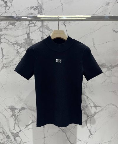 P210*缪缪女士 Logo图案高领毛衣 采用高品质面料，柔软舒适，保暖性极佳，让你在寒冷的冬日里也能感受到温暖与呵护 高领设计，不仅保暖，还能修饰颈部线条，让