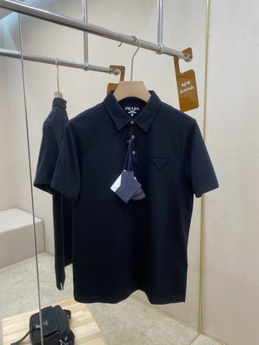 主推 prda 普拉达 三角标polo衫 面料采用100%纯棉面料，面料舒适，柔软细腻 同缸染1*1。成衣后加柔洗水 手感柔顺不变形不缩水 胸口定制倒三角标志