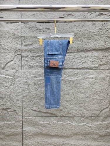 lv 新品 高端独家发售 25Ss四季款超燃炸街系列之最牛仔裤 独家隆重推出 原版定制高端品质面料 定制五金版型修身剪裁 面料带弹力 微弹上身舒适度超高 必爆单