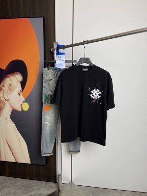 巴黎世家2025夏季新品短袖T恤 原版刺绣印花.三标齐 简约百搭款 纯棉面料.穿着透气舒适 黑白两色 微阔版型.男女同款 码数 M-Xxl M码可以穿到140斤
