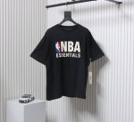 Fear Of God Essentials X Nba 联名款 Fw24 Essentials Nba Tee 橡胶硅胶图案落肩宽松短袖T恤 高品面料采用高端