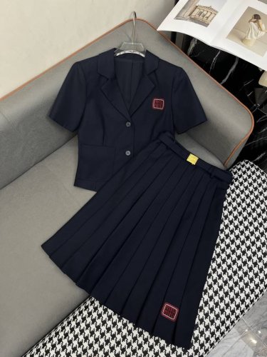 miumi* 25Ss新款短袖西装外套压褶半身裙套装 字母绣花装饰 搭配腰带 气质款 两色三码Smla807