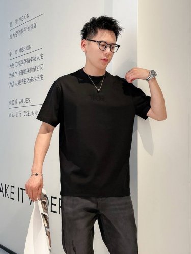 2025春夏新款短袖T恤 颜色 黑色 白色 尺码 S Xxl 微阔版型 面料 280克重云朵棉面料 触感细腻爽滑且挺括有型 p.S 稍微宽松版型设计松弛舒适 标