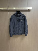 340 prada 2025Ss春夏休闲连帽夹克，时尚休闲拉链夹克，此款夹克外套选用了P家专业定制的轻薄科技面料制成，表面整洁光滑且富有光泽，质感透过屏幕都显而