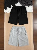 adidas阿迪达斯三叶草 经典贴布小标Logo 休闲情侣款短裤 面料方面 精选高品质300G纯棉混纺面料 亲肤透气 柔软细腻 穿着凉爽无负担 适合日常休闲与轻