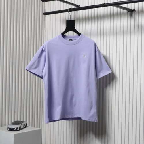 alo 25Ss 金属银压胶小标短袖胸前品牌Logo采用立体工艺，凹凸肌理细腻分明，光影流转间自带层次感，打破平面印花的单调，富裕基础款灵魂。介于修身与Over