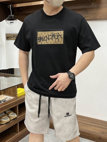 巴黎世家 2025Ss夏装新品休闲短袖套装 明星最爱时尚简约大方 干净利落剪裁 都市风十足 采用精品定制面料 手感软糯干爽 上身效果挺括有型 立体剪裁工艺 版型