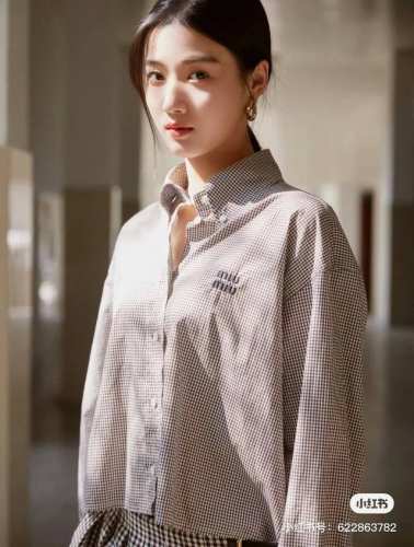 mium*25Ss早春新款 Logo刺绣清新格纹衬衫丨独家高版出品！减龄气质少女风短款衬衫搭配压褶低腰半裙！刺绣字母Logo低调奢华，原版定制色织格纹面料质感超