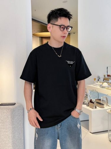 新品 2025夏季新品pr*Da 男士圆领贴布刺绣三角 短袖T恤 Os设计裁剪,兼具个性时尚范儿,与生俱来的不平凡.单穿内搭皆适宜 极简休闲的经典风格来自pd新