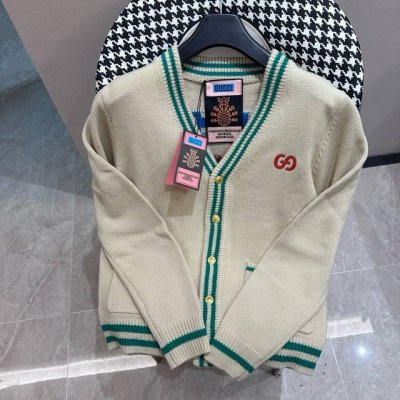 Gucci古驰 古驰菠萝玫瑰针织开衫 为庆祝品牌创立百年Gucci推出展现各个年代经典设计的特别单品 品牌设计与流行文化相互影响交织 古驰Aria-时尚咏叹调