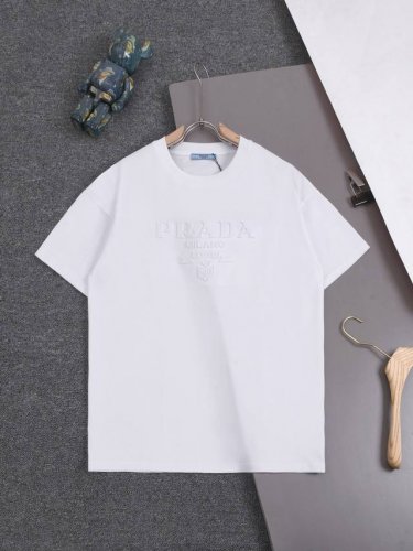 高品质 prada 普拉达3D暗纹压花立体浮雕T桖 25Ss春夏新品 官网同款 p家一直不仅注重外表还着重打造内涵 期许着要用服饰来打造的优雅风 固守本质 普拉