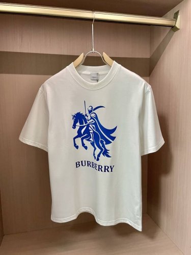 bur 2025新款 圆领 短袖 T恤 高端版本！专柜定制面料 透气舒适度高，细节无可挑剔，品牌元素设计理念，体现高品质。手感细腻柔软！呈现休闲裁剪，上身版型超