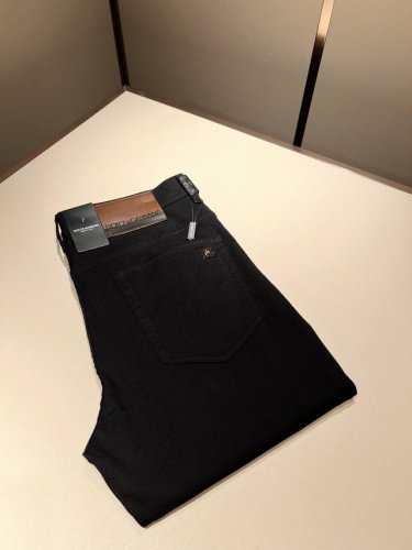 dolce & 杜嘉*纳 2025春夏新品牛仔裤，水洗处理自然不易变形脱色、立体剪裁完美塑形面料质舒适柔软随意搭配、舒适代表它对时尚休闲的诠释是Dg一贯作风 细