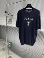 prad Miland提花毛织衫 定织羊毛色织尊享毛料 细腻柔软 挺括有型 醒目标识“prad Milano”字样点缀胸前 领口三角区拼接独特设计巧妙融入 彰显