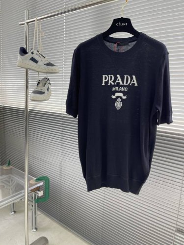 prad Miland提花毛织衫 定织羊毛色织尊享毛料 细腻柔软 挺括有型 醒目标识“prad Milano”字样点缀胸前 领口三角区拼接独特设计巧妙融入 彰显