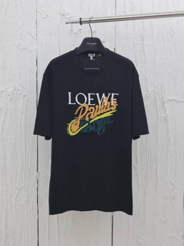 loew* 罗意威 夏日系列度假绣花短袖 面料采用210G轻质纯棉紧密棉面料，胸前饰有 Anagram刺绣，对版对色选用适合相应颜色和粗细的刺绣线 简约垂直圆领