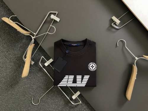 l牌*微宽版型S-Xl 25早春最新咖啡色Logo印花高工艺重磅短袖，高端品质专柜原单圆领短袖，顶级制作工艺进口面料，专柜款独特设计，采用进口高端订制进口丝线手