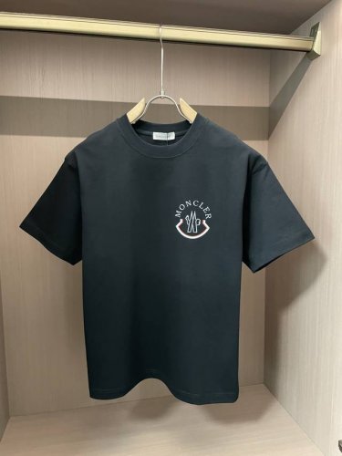 蒙口 2025春夏新品，优选特定原版开发双股精棉平纹面料，上身挺阔舒适度佳，外穿内搭随意搭配，男女同款夏日必备 尺码S-Xxl