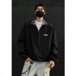 上新 Fila 斐乐海外限定夹克， 走着简约大气时尚风格， 适合所有年龄段， 上身有型显瘦， 面料品质也是超级的好 ！ 能保证运动的灵活性， 还方便收纳便于携带