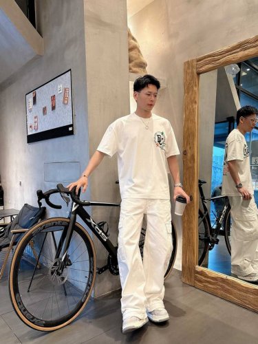 Qian Dg 25Ss夏季新款手绘短袖T恤！专柜同步，每一件都是纯手工画制而成.独特的Logo 个性艺术系列全网独家首发 百搭款细节处理完美240克纯棉面料十