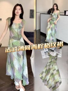 连衣裙 一袭法式薄荷青柠格纹裙 浓郁的法式风情 方领与荷叶边设计 复古又优雅 巧妙修饰肩颈线条 拼贴格纹独具匠心 色彩如薄荷 青柠般清新 交织出灵动的视觉效果