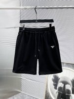 普拉达 prada 2025夏季新款 短裤 休闲裤，高端版本！专柜定制面料 透气舒适度高，细节无可挑剔，品牌元素设计理念，体现高品质。手感细腻柔软！呈现休闲裁剪