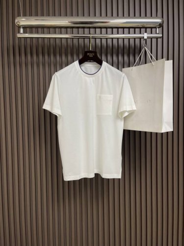 Hermes 爱马仕 2025Ss早春新款男士胸前口袋短袖T恤，这款面料采用定制特种曲珠丝光面料 吸汗透气柔软舒适整体，设计经典且耐看，合身版型适合亚洲身形。尺
